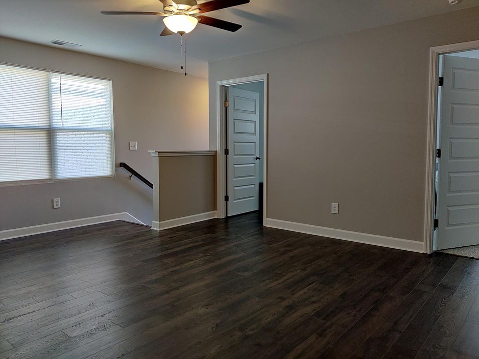 Non-furnished living room upstairs