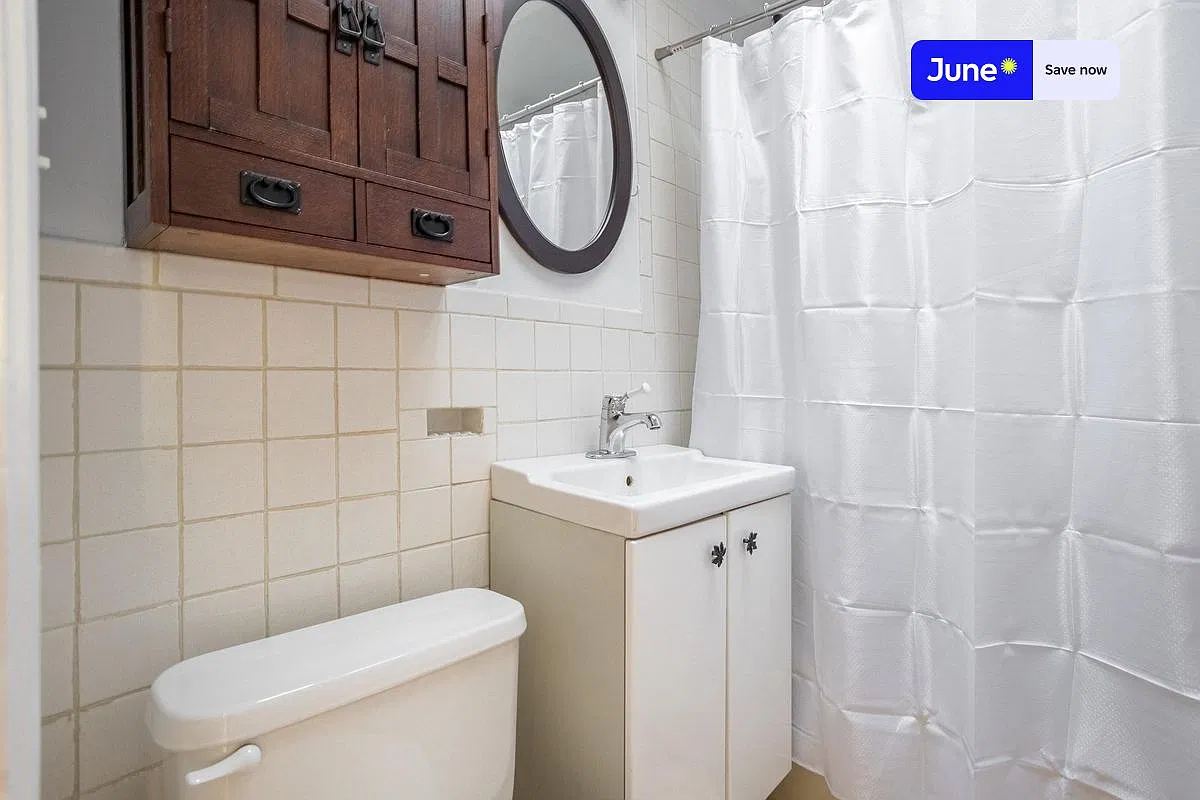 Studio in Columbia Heights on a flexible lease #1591 — Photo 4