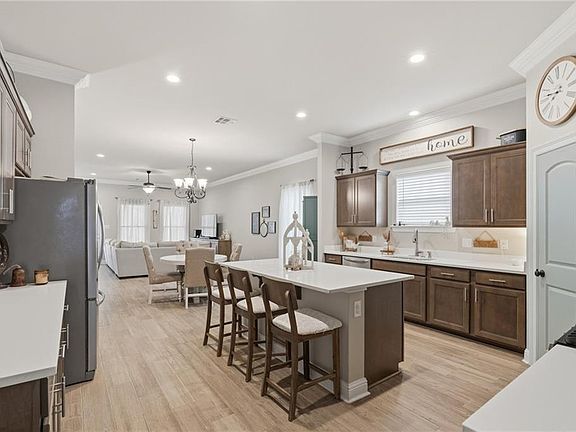 3rd image of 809 Jackson Ct