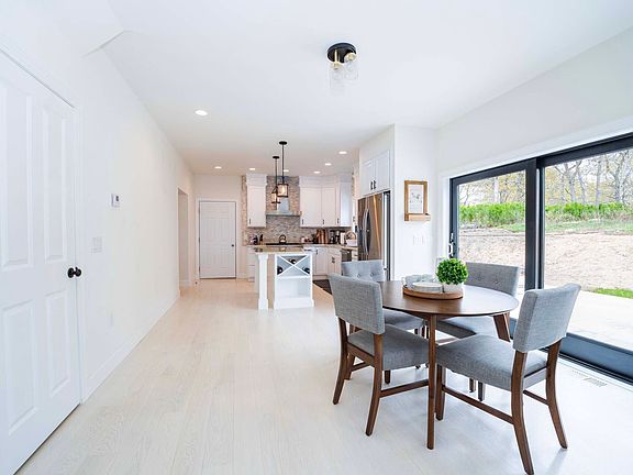 4th image of 31 Harbor View Ave