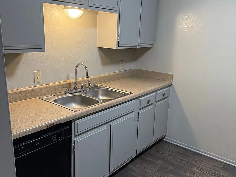Tiffany Square Apartments — Photo 23