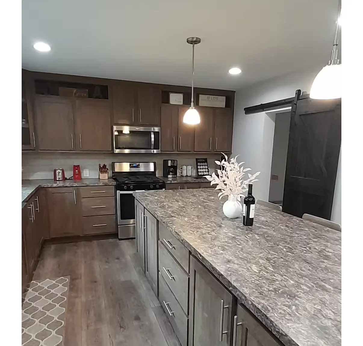 3 bed, 1300 sqft, $2,400 — Photo 1