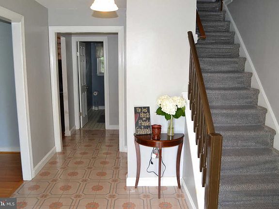 3rd image of 208 E Seneca Dr