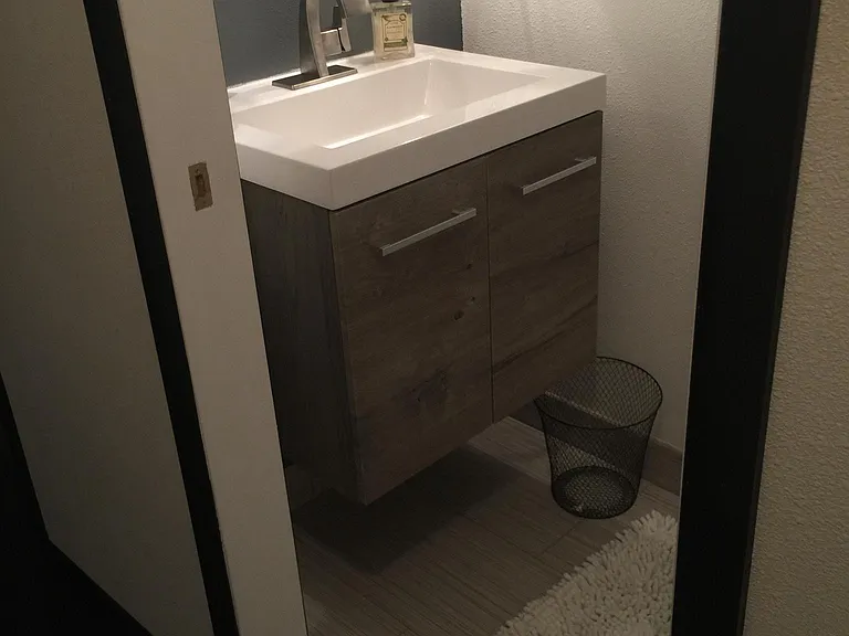 Bathroom 1/4