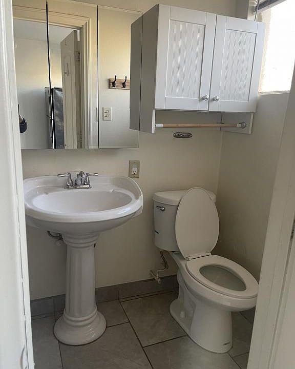 2nd image of 1318 Rexford Pl #B