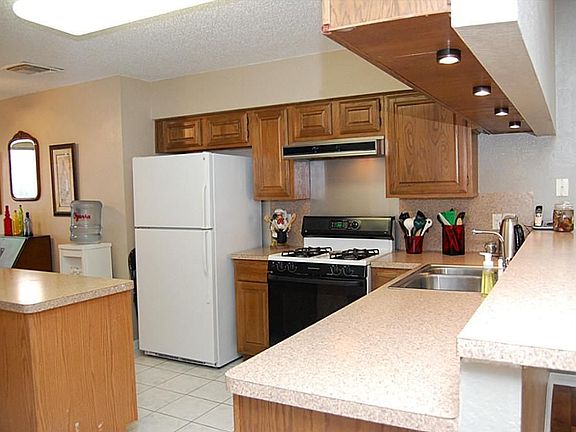 3rd image of 2303 Parkview Dr