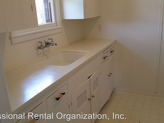 4th image of 1034 Oak Ave