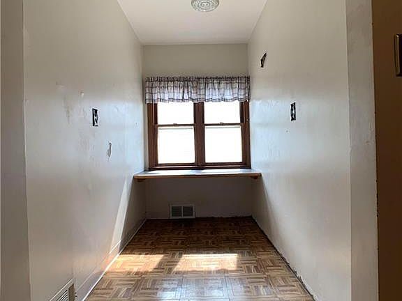 5th image of 212 Boll St