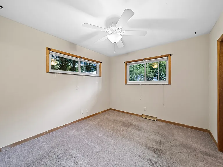 162 Osborne St — Photo 14