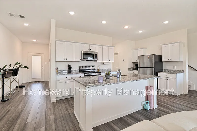 3 bed, 2.5 bath, 1793 sqft, $2,400 — Photo 2
