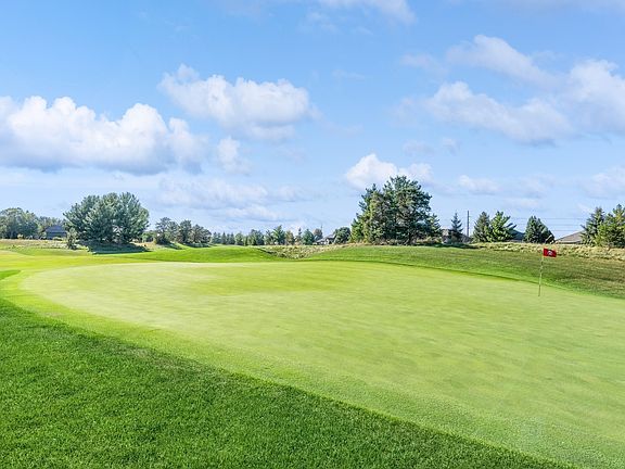 3rd image of 929 Glen Oaks Ter