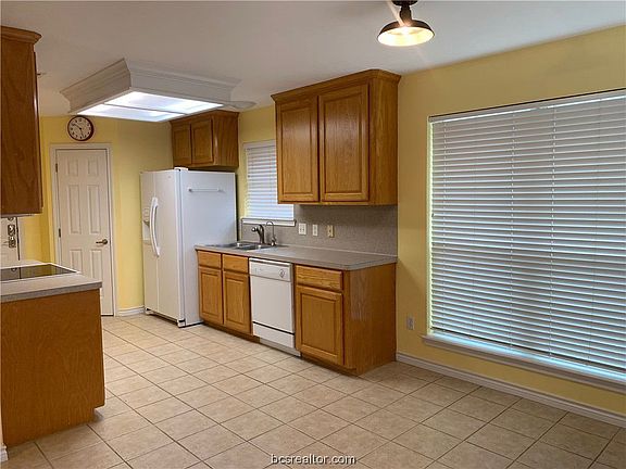 3rd image of 900 Gardenia St