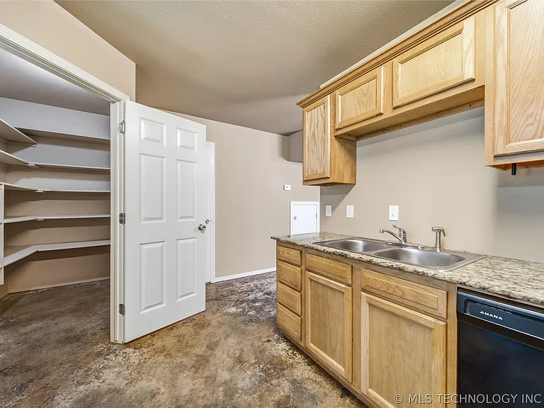 1411 W Haskell St — Photo 8