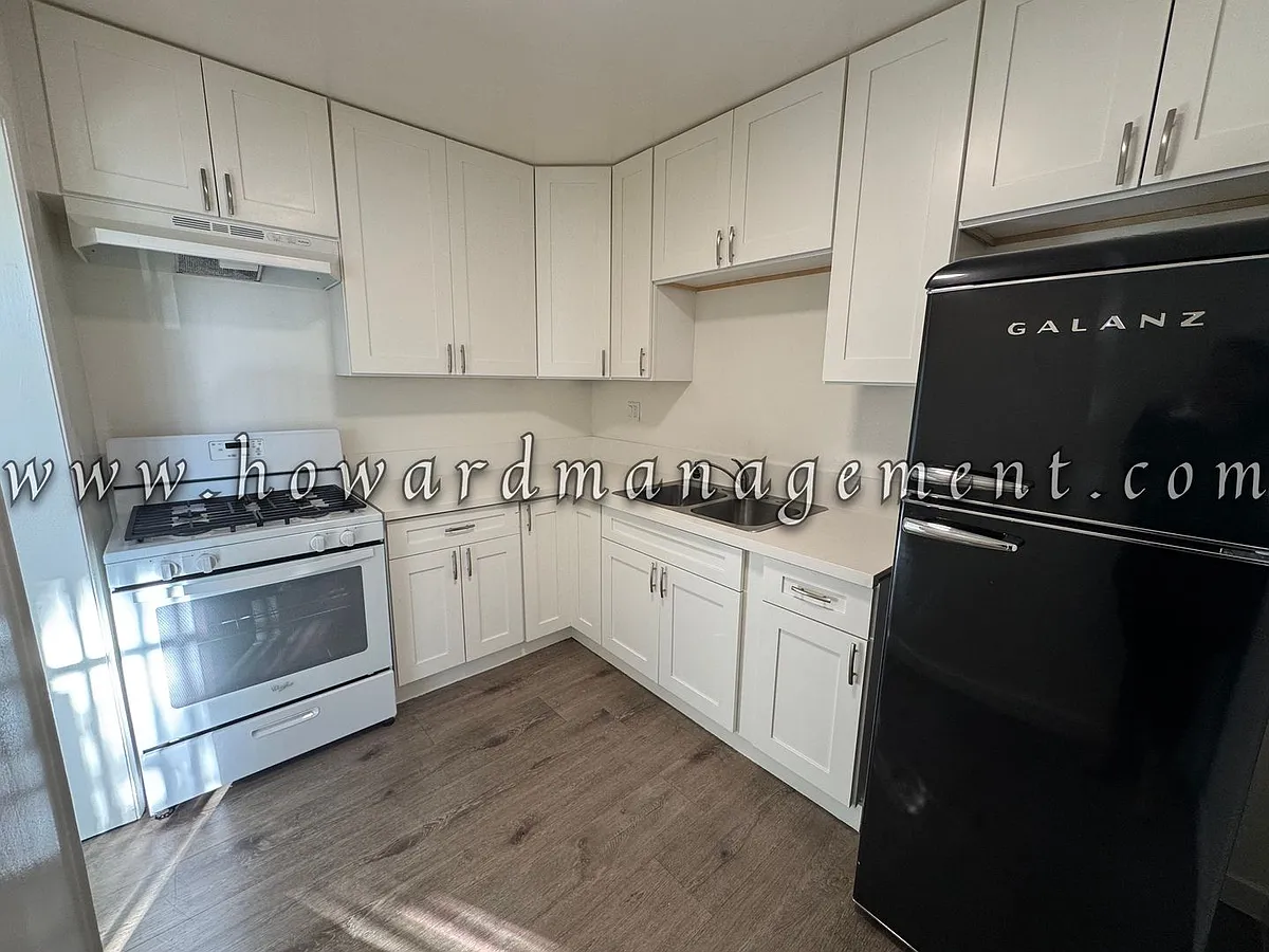 Building Photo - 1427 S Crest Dr