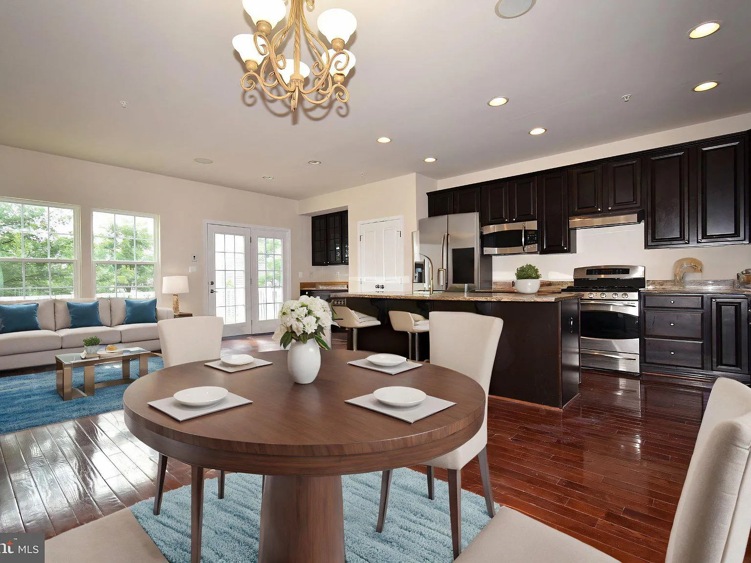 3 bed, 2.5 bath, 2320 sqft, $3,100 — Photo 3