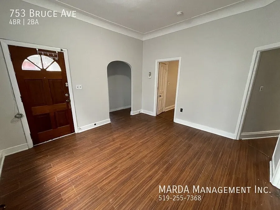 Charming 4 Bed/2 Bath Single Family Home Downtown + Utilities — Photo 4