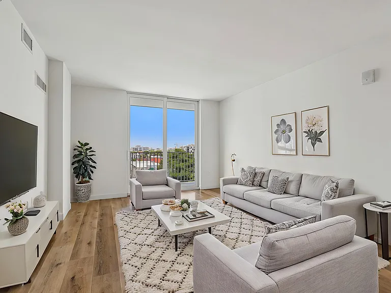 Riverview One Apartments — Photo 1