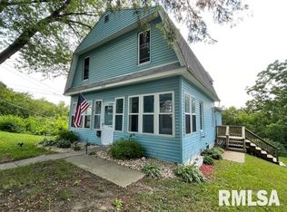 905 N 4th St, Savanna, IL 61074