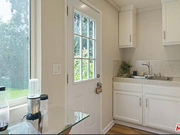 4th image of 5829 Vanalden Ave