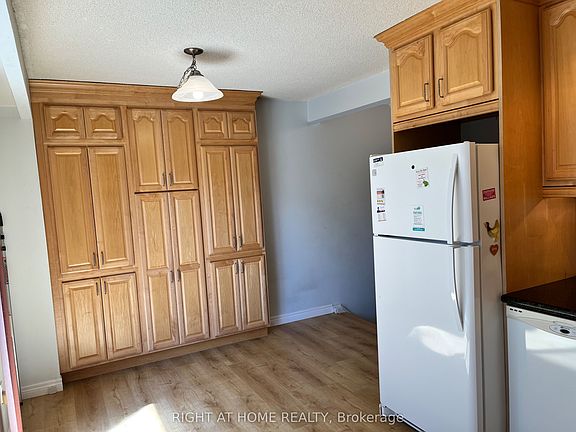 4th image of 70 Carisbrooke Ct