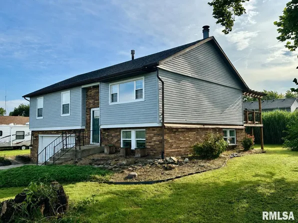 870 S Maple St, Virginia, IL 62691