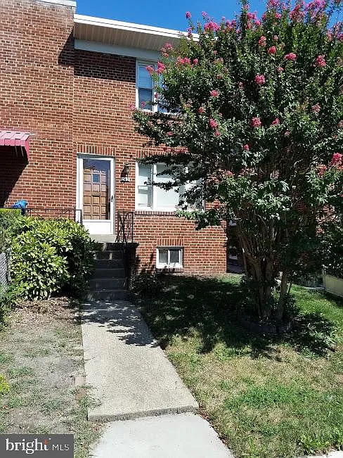 242 Nicholson St NE photo 1