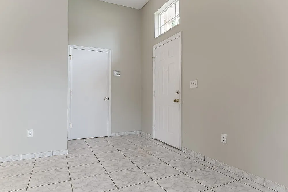 3 bed, 2.0 bath, 1682 sqft, $2,670 — Photo 2