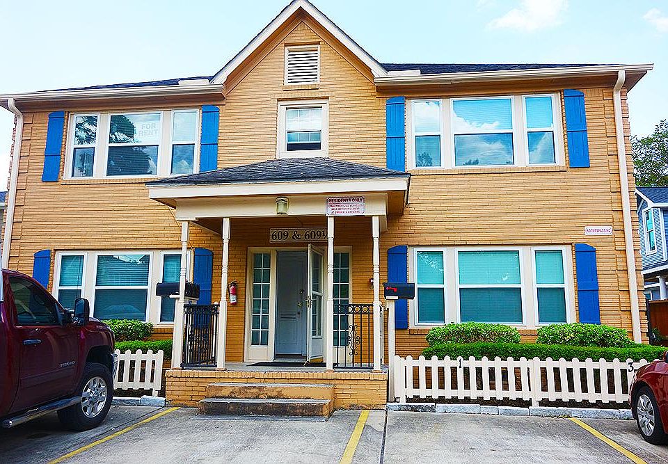 1st image of 609 Cortlandt St #3