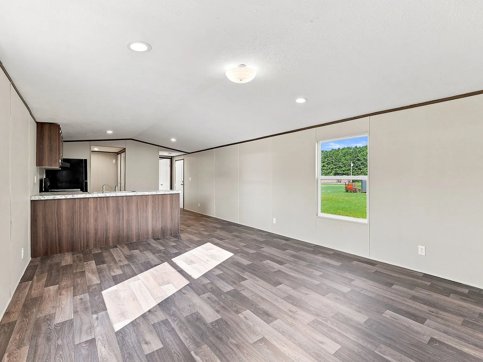 3 bed, 1060 sqft, $950 — Photo 2