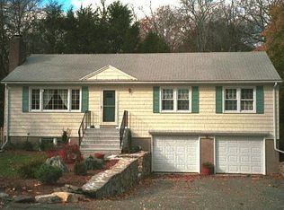 11 Twin Brooks Ln, Fairfield, CT 06430