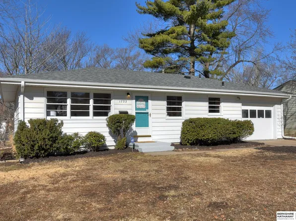 1722 Maenner Dr, Omaha, NE 68114