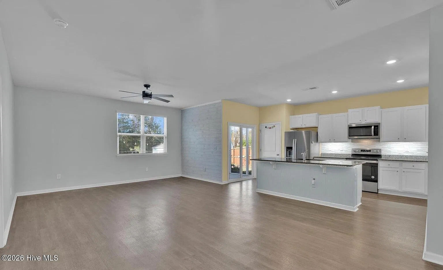 3 bed, 2.0 bath, 1459 sqft, $2,200 — Photo 2