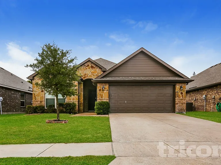 216 Range Rd — Photo 1
