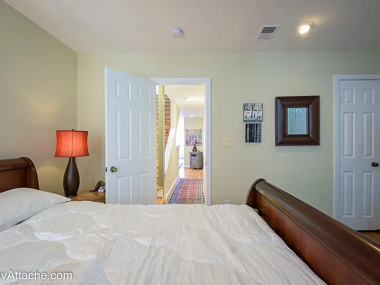 224 E St NE — Photo 38