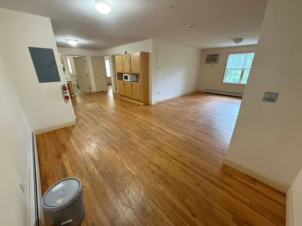 843/845 Mammoth Rd, Manchester, NH 03104