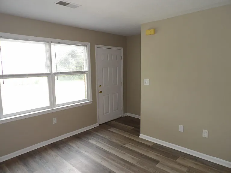 902 Plaza Dr #5 — Photo 4