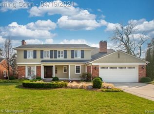 61 Roslyn Rd, Grosse Pointe Shores, MI 48236