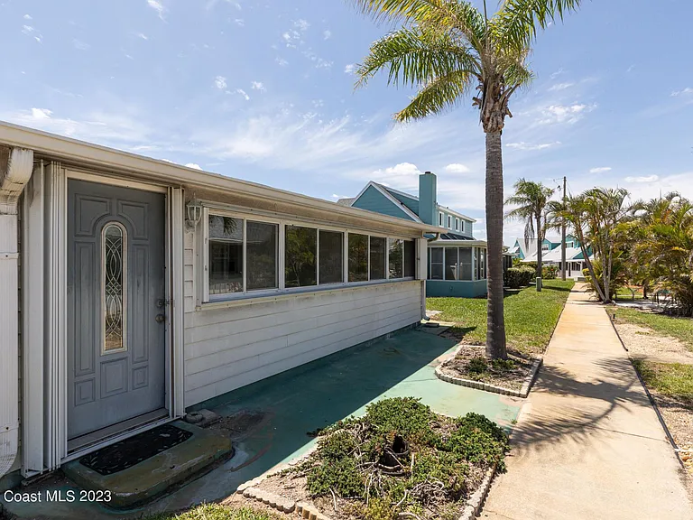 302 Emerald Pl E — Photo 33