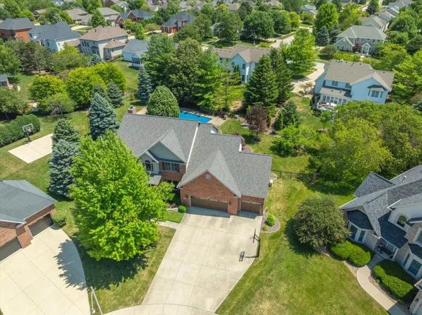 8 Weaver Ct, Bloomington, IL 61704