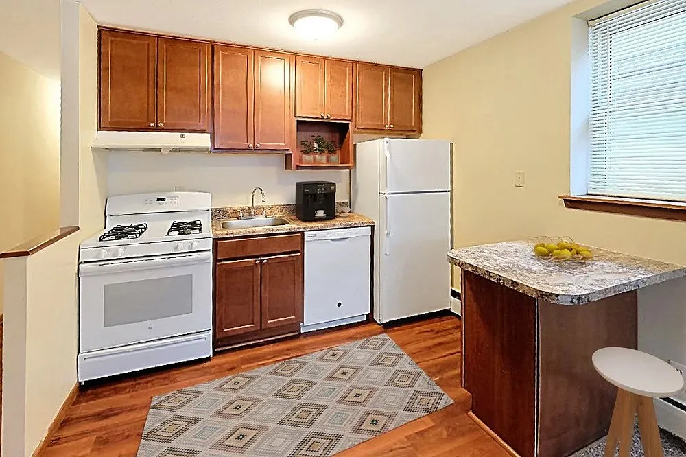 Bryant Ave Apartments | 3432 — Photo 1