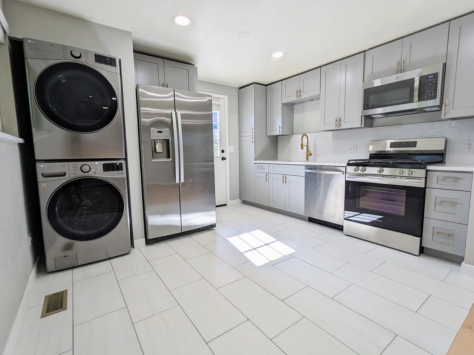 2 bed, 918 sqft, $2,200 — Photo 3