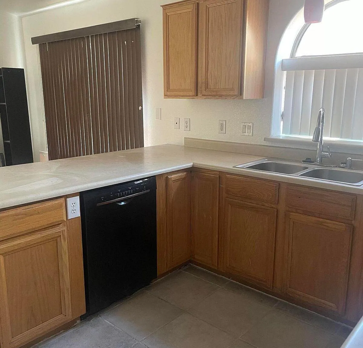 3 bed, 1393 sqft, $2,200 — Photo 2