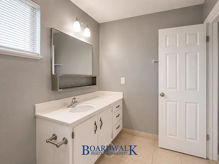 572 W 400 N 574 N — Photo 15