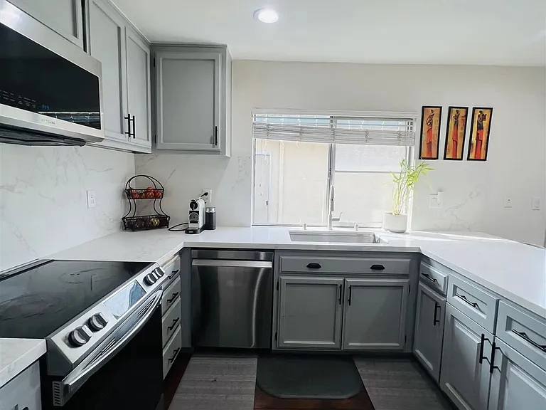5895 Woodbine Pl — Photo 8