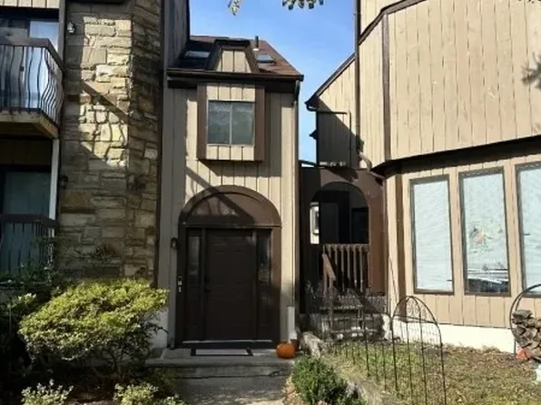 32 Delbarton Ct, Hackettstown, NJ 07840