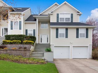 19 Vantage Ct, Port Jefferson, NY 11777