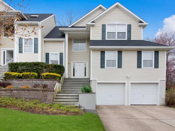 19 Vantage Ct, Port Jefferson, NY 11777