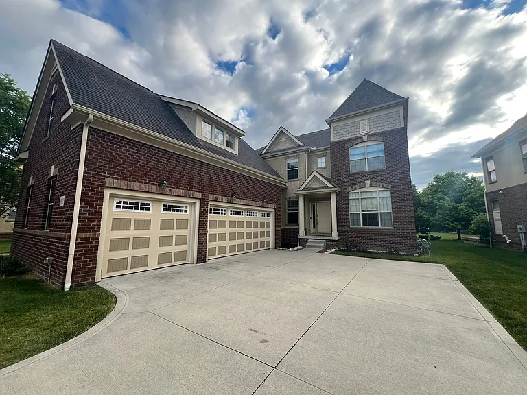8043 Oak Meadow Dr — Photo 2