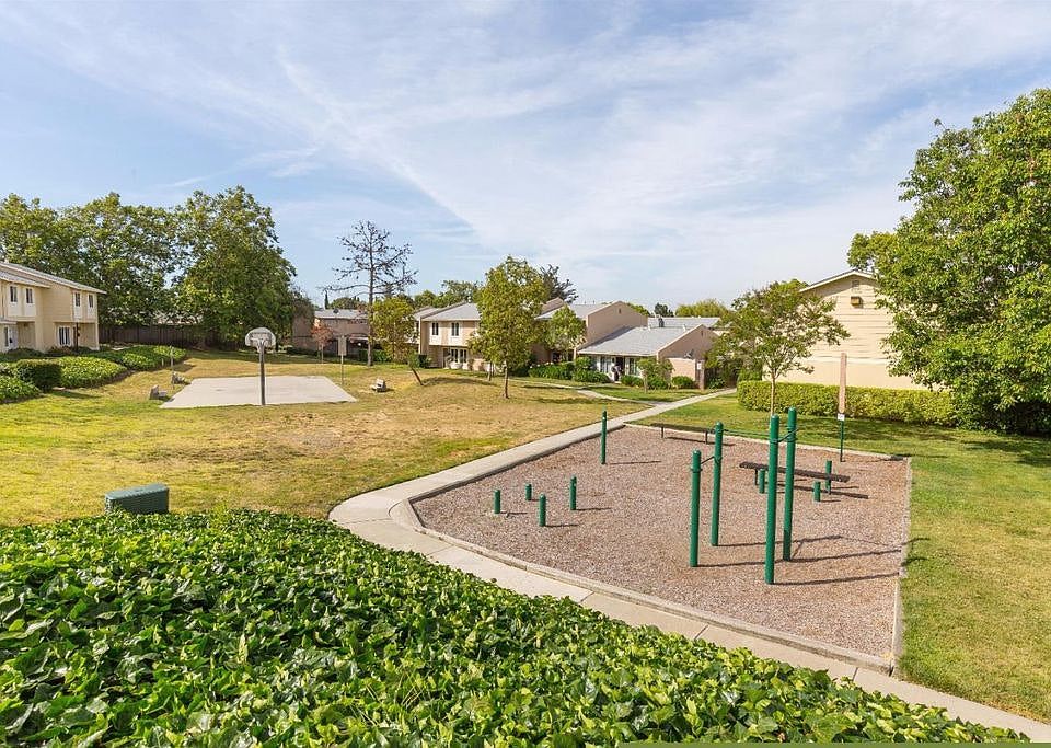 Beautiful park like complex. Very well maintained.