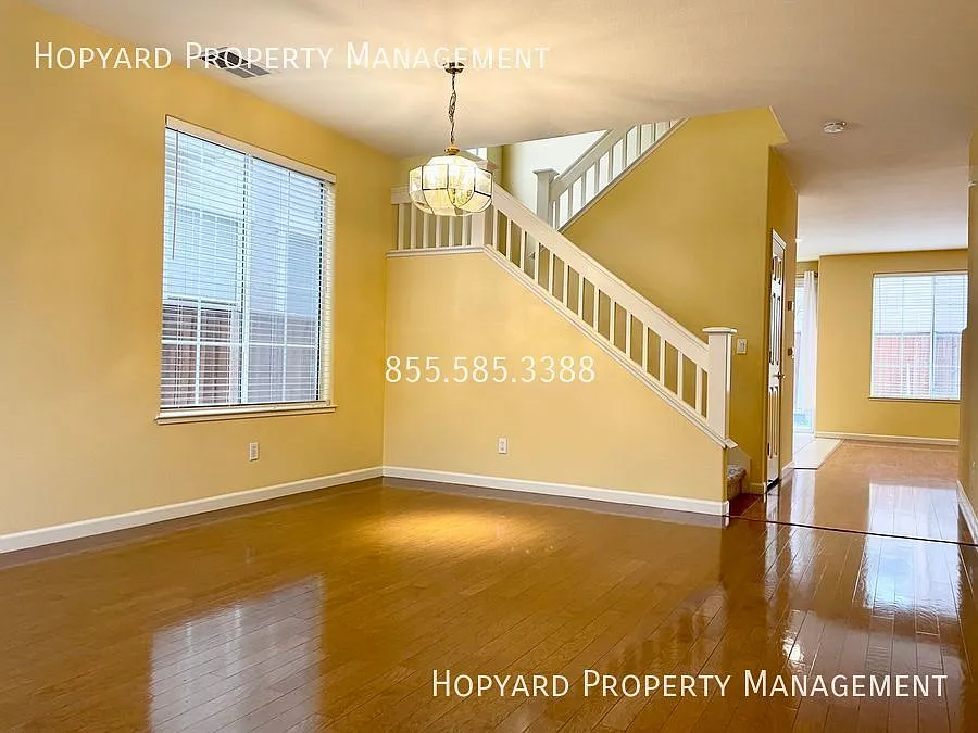 Beautiful 4 Bed, 3 Bath Home right next to Rubino Park! — Photo 2